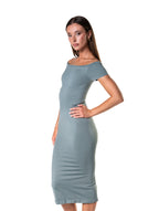 Vestido com fenda e modelador de ombros de fora